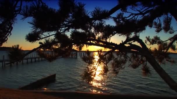 Ηλιοβασίλεμα στο τέλος του λιμενοβραχίονα. — Αρχείο Βίντεο