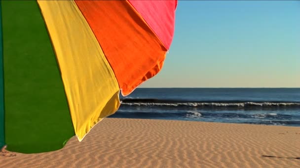 Farbenfrohe Urlaubsziele am Strand. — Stockvideo