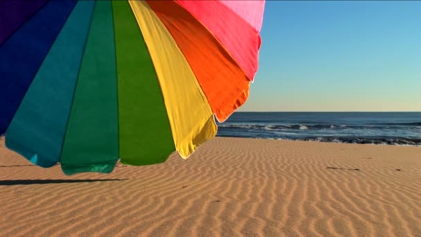 Farbenfrohe Urlaubsziele am Strand. — Stockvideo