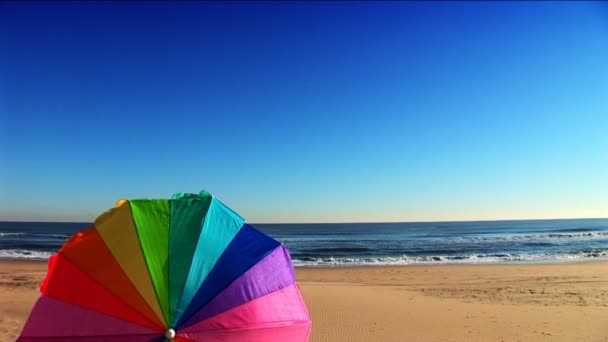 Destinos coloridos de férias na praia . — Vídeo de Stock