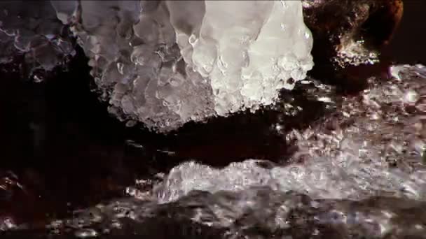 Sciogliere il ghiaccio e l'acqua corrente in un parco nazionale — Video Stock