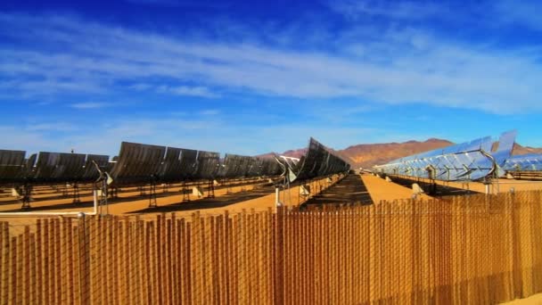 Grupo de paneles solares que producen energía limpia y renovable — Vídeo de stock