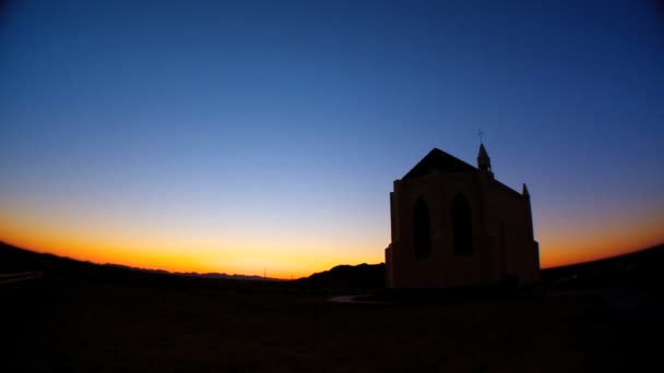 Timelapse nascer do sol atrás de uma igreja rural — Vídeo de Stock