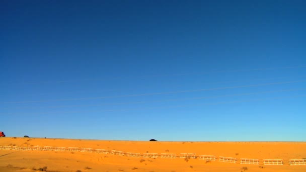 Автомобили на пустынном пейзаже — стоковое видео