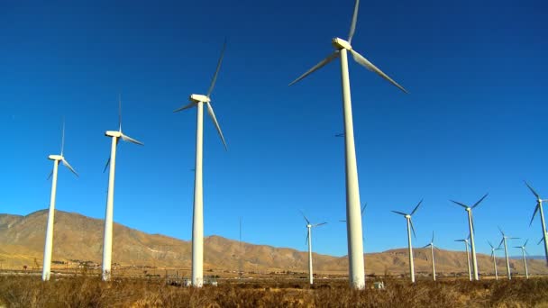 Cluster von Windkraftanlagen, die saubere und erneuerbare Energie erzeugen — Stockvideo