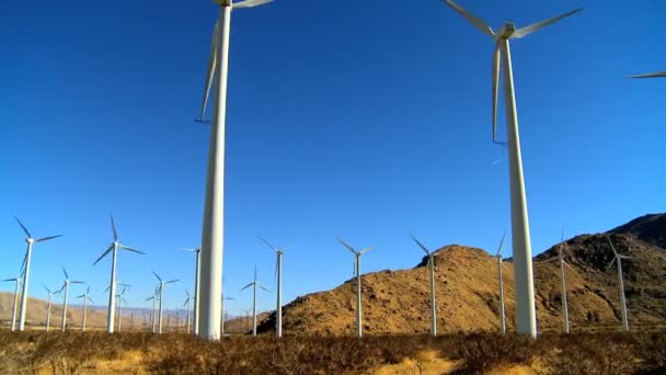 Cluster von Windkraftanlagen, die saubere und erneuerbare Energie erzeugen — Stockvideo