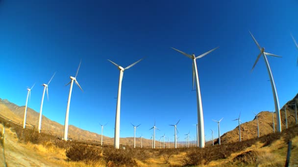 Lente olho de peixe de turbinas eólicas que produzem energia limpa e renovável — Vídeo de Stock