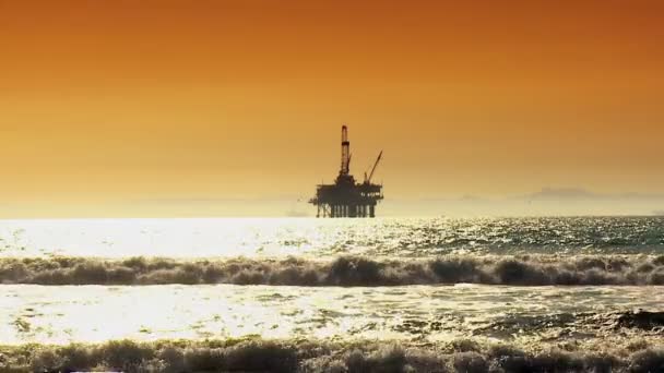 Plataforma petrolera en el mar al atardecer — Vídeos de Stock