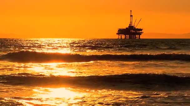 Günbatımında denizde petrol platformu — Stok video
