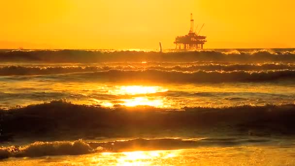 Plate-forme pétrolière en mer au coucher du soleil — Video