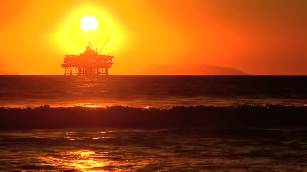 Plate-forme pétrolière en mer au coucher du soleil — Video