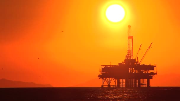 Plataforma petrolera en el mar al atardecer — Vídeo de stock