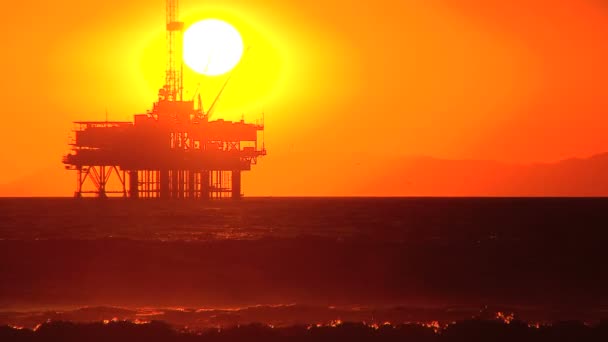 Πλατφόρμα πετρελαίου στη θάλασσα στο ηλιοβασίλεμα — Αρχείο Βίντεο