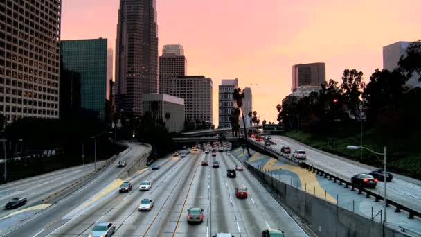 Tráfico en el centro de Los Ángeles al atardecer — Vídeo de stock