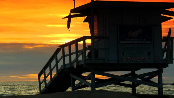 Puesta de sol sobre una playa de la costa del Pacífico fuera de Los Ángeles — Vídeos de Stock