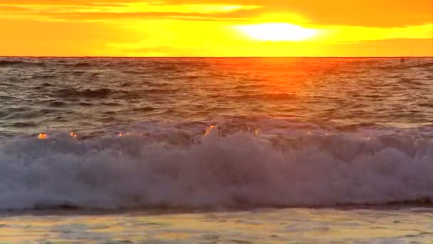 Закат над пляжем тихоокеанского побережья под Лос-Анджелесом — стоковое видео