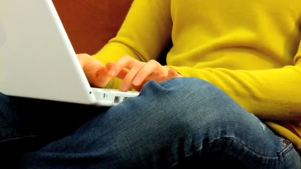 Giovane ragazza rilassante a casa durante l'utilizzo di un computer portatile — Video Stock