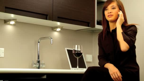 젊은 서양 동양 여자 집에서 휴식 — 비디오