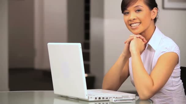 Junge westliche orientalische Geschäftsfrau bei der Arbeit — Stockvideo
