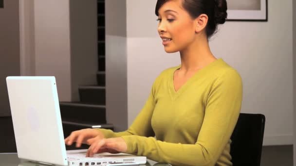Jeune femme d'affaires orientale occidentale voit le succès sur son ordinateur portable — Video