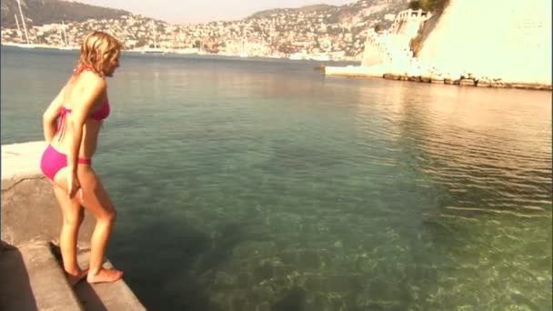Menina loira bonita desfrutando do estilo de vida mediterrâneo — Vídeo de Stock