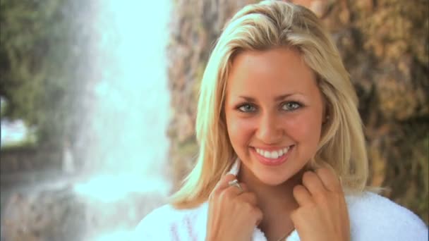 Красивая блондинка наслаждается курортным образом жизни — стоковое видео