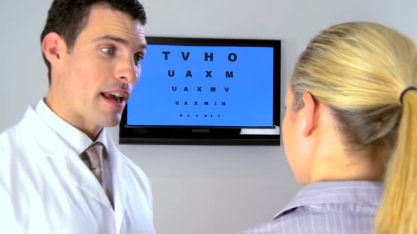 Oftalmologiska optiker arbetar med patienten — Stockvideo