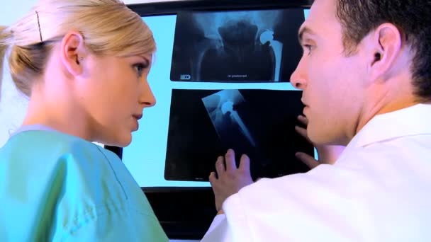 Personnel de santé travaillant avec des diagrammes radiographiques — Video