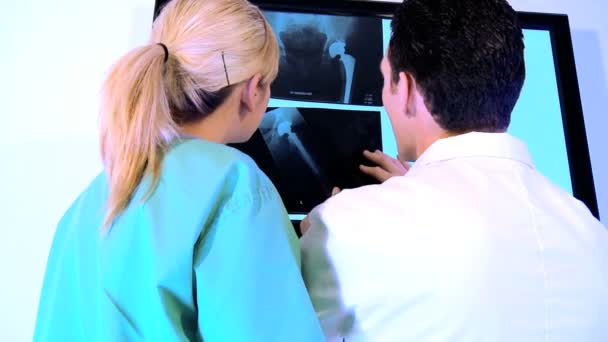 Personnel de santé travaillant avec des diagrammes radiographiques — Video