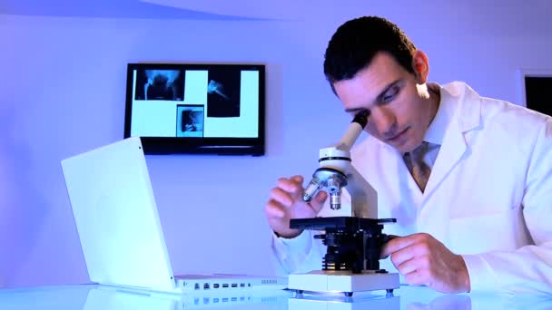 Mannelijke Kaukasische personeel in de gezondheidszorg met behulp van laboratoriumapparatuur — Stockvideo