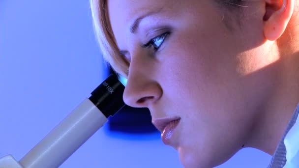 실험실 장비를 사용 하는 젊은 여성 의료 직원 — 비디오