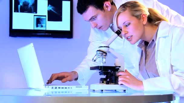 Young caucasian healthcare staff working with laboratory equipment — Stock Video