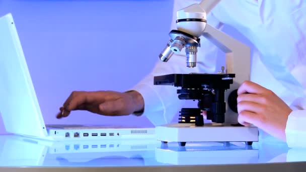 Personelu medycznego za pomocą sprzętu laboratoryjnego dla pacjenta opieki zdrowotnej — Wideo stockowe