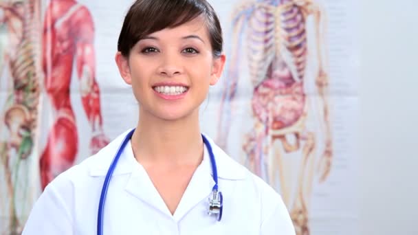 Medico orientale occidentale che lavora nell'assistenza sanitaria clinica — Video Stock