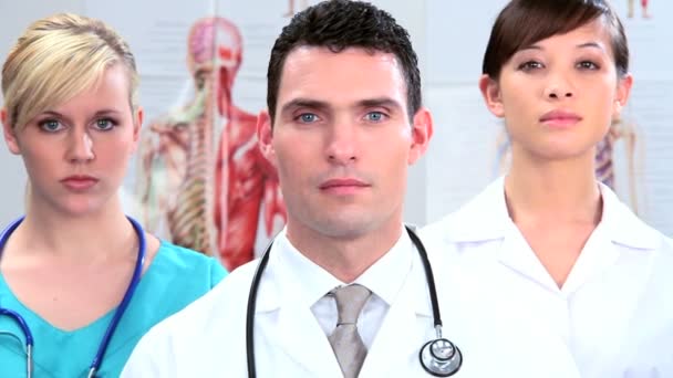 Jovens profissionais de saúde que trabalham em cuidados de saúde clínicos — Vídeo de Stock