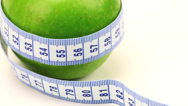 Estudio de primer plano de frutas frescas y ayudas para el ejercicio para una vida saludable — Vídeos de Stock