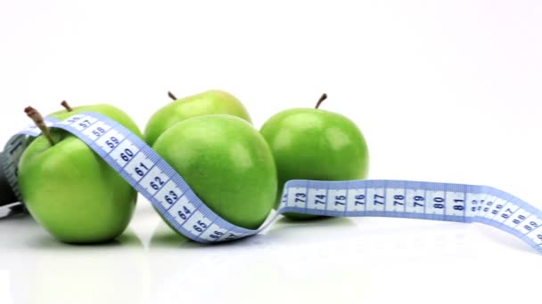 Estudio de primer plano de fruta fresca y ayuda al ejercicio para una vida saludable — Vídeo de stock