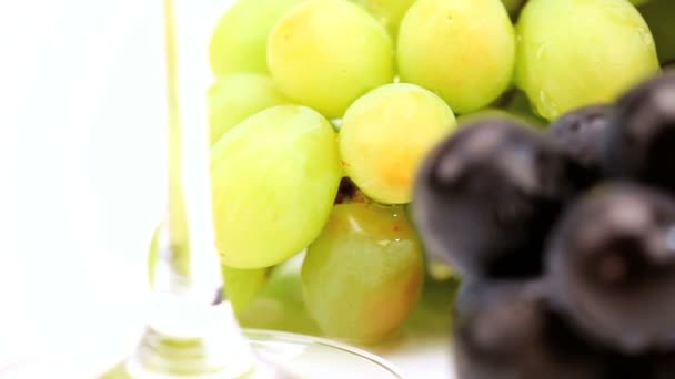 Studio close-up of fresh grapes & wine glasses — Stock Video