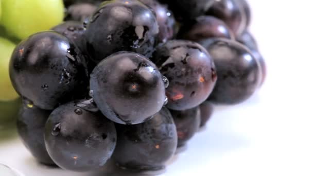 Studio close-up of fresh grapes & wine glasses — Stock Video