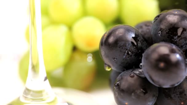 Estúdio close-up de uvas frescas e copos de vinho — Vídeo de Stock