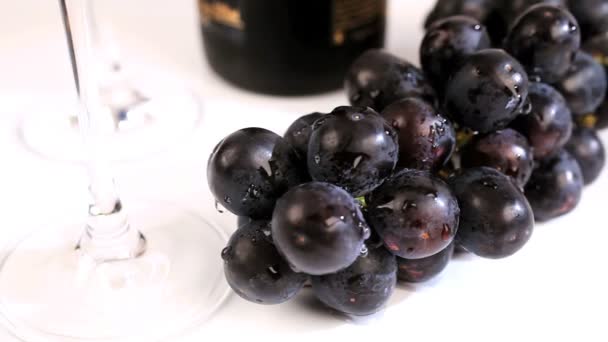 Estudio primer plano de uvas frescas y copas de vino — Vídeos de Stock