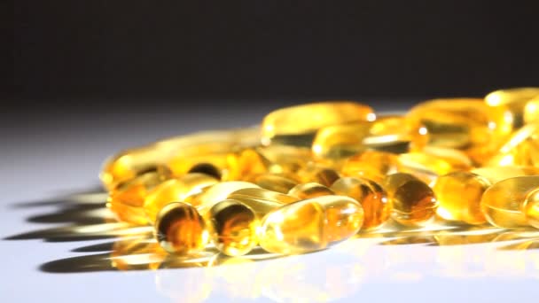 Estúdio close-up de cápsulas de vitamina para uma vida saudável — Vídeo de Stock