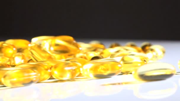Студийный макет капсул витаминов для здорового образа жизни — стоковое видео