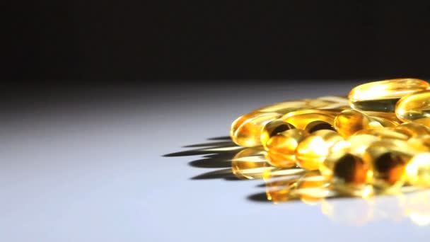 Estudio de primer plano de las cápsulas vitamínicaspara una vida saludable — Vídeo de stock