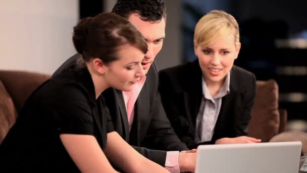 Jóvenes colegas de negocios exitosos trabajando en publicidad — Vídeo de stock