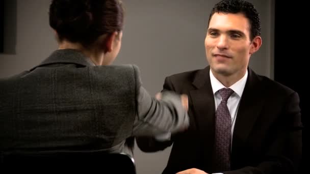 Jovem ambicioso assistindo a uma entrevista de negócios — Vídeo de Stock