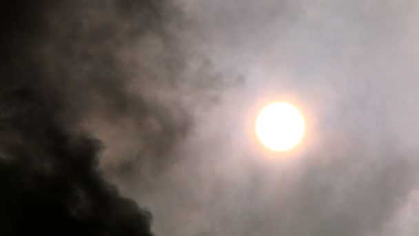 Чорний дим занурюється в атмосферу, затьмарюючи сонце — стокове відео