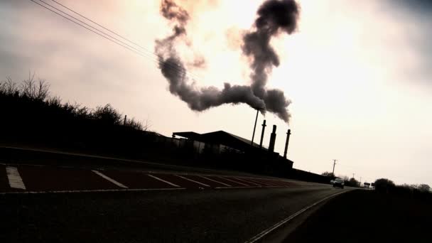 Черный дым из печи, закачиваемой в атмосферу — стоковое видео