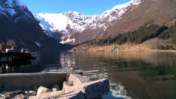 Kristallklares Wasser von Gletscherfjorden — Stockvideo