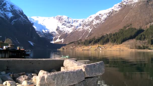 Kristallklares Wasser von Gletscherfjorden — Stockvideo